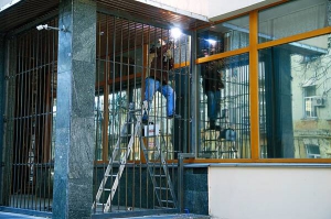 22 березня на вході до Укрнафти з’явилися ґрати. Охороняють чоловіки в камуфляжі. Працівників усередину пускають за перепустками. Укрнафта є державним підприємством, 42 відсотками акцій якого володіє група ”Приват”