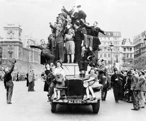 Лондонці святкують закінчення Другої світової війни у Європі, 8 травня 1945 року