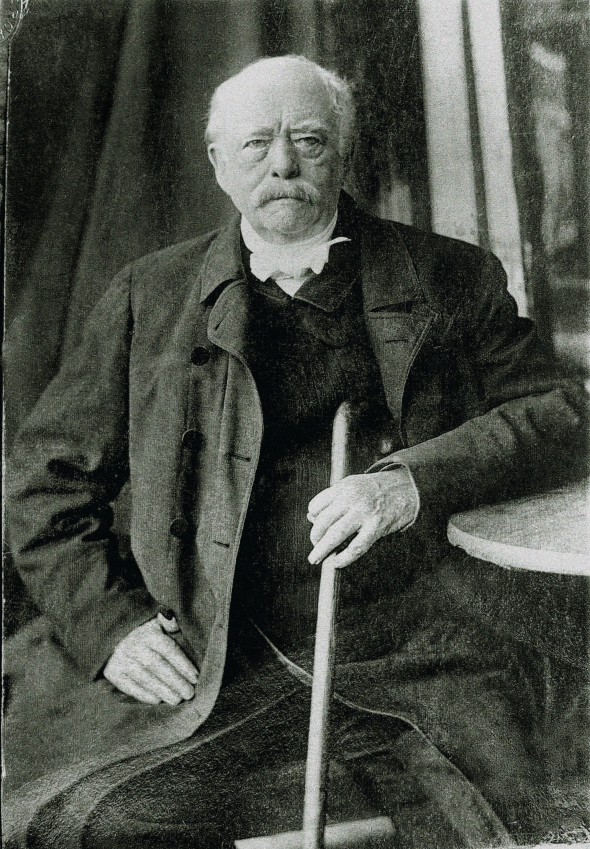 Отто Едуард Леопольд фон Бісмарк-Шенгаузен народився 1 квітня 1815 року в містечку Шенгаузен – нині це земля Саксонія-Ангальт у Німеччині. 1871-го став рейхсканцлером – керівником уряду Німецької імперії. Домігся прийняття конституції, що гарантувала йому великі повноваження. Пішов у відставку в березні 1890-го через протистояння з новим імператором Вільгельмом ІІ. Помер через вісім років, похований у своєму маєтку Фрідріхсру на півночі Німеччини. ”Він залишив після себе націю, абсолютно несформовану політично, повністю позбавлену політичної волі, яка звикла до того, що людина зверху вкаже політичний курс”, – пише британський соціолог Макс Вебер. Сучасники називали його диктатором і деспотом. Сам вибрав для себе епітафію: ”Вірний німецький слуга кайзера Вільгельма І”