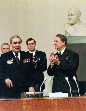Генеральному секретарю ЦК КПРС Леонідові Брежнєву вручають Ленінську премію 31 березня 1980 року. Першу таку нагороду  він отримав 1973-го – ”За укрепление мира между народами”