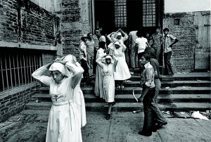 30 березня 1980 року черниці виходять із Кафедрального собору в Сан-Сальвадорі, столиці Сальвадору, після похорону архієпископа Оскара Арнульфо Ромеро. Священика застрелили провладні націоналісти під час проповіді за шість днів до цього – за те, що дотримувався марксистських поглядів. Попрощатися з архієпископом прийшли понад 100 тисяч осіб. Біля собору вибухнула бомба, зчинилася стрілянина. Так почалася громадянська війна, що тривала до 1992-го