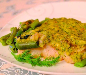 Рибу подають на великій тарілці з кропом, олією та запеченими овочами