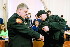 Працівник міліції вдягає наручники на керівника Держслужби з надзвичайних ситуацій  Сергія Бочковського. Його затримали на засіданні уряду в середу, 25 березня