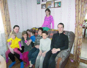 Росіянка Тетяна зі своїми дітьми в купленій на Івано-Франківщині хаті. Незабаром має народити дев’ятого малюка. Чоловік воює за Україну в АТО