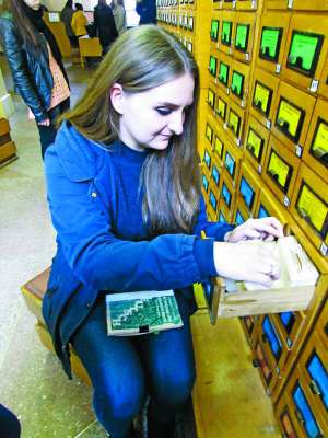 Студентка, 20-річна Анастасія Мельнічук, у бібліотеці готується до практичних занять. Часто бере книжки з творами письменниці Люко Дашвар