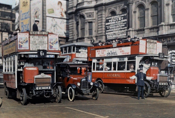Полицейский регулирует движение автобусов на пересечении Трафальгарской площади в Лондоне
