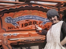 Англійська жінка біля воза, які використовували цигани кочуючи Великобританією.