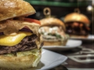 Вперше в нью-йоркських ресторанах термін «гамбургер» з'явився в 1834 році. Перша згадка про «Гамбурзький стейк», чиєю батьківщиною є Німеччина, зустрічається в журналі «Вечірній Бостон» від 1884.