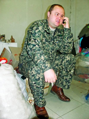 Ігор Войтенко сидить на складі у товариша, де збирають волонтерську допомогу бійцям АТО. Чоловік воює у батальйоні ”Айдар”