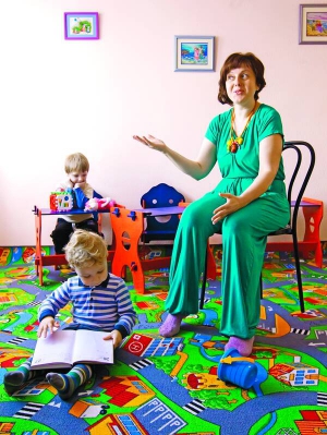 Олена Росінська з Донецька бавить вихованців свого дитсадка в ігровій кімнаті. Її облаштували у вітальні столичної квартири