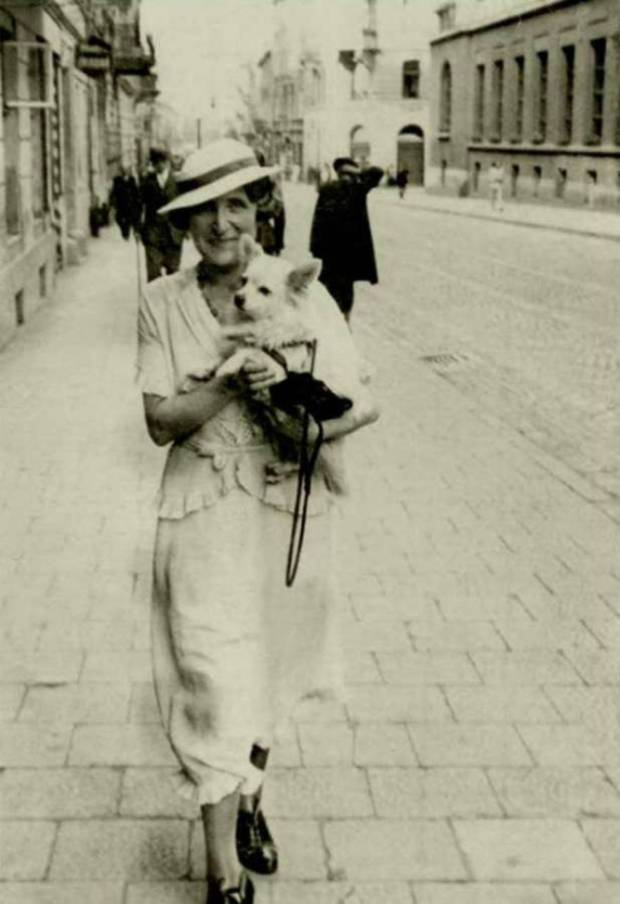 Львовянка на прогулке, ул. Дорошенко. Фото до 1939 года