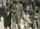Семья на прогулке, проспект Свободы. Фото до 1939 года