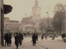 Городяни на розі суч. пр-ту Свободи – вул.Гнатюка. Фото до 1939 року