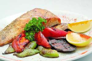 Запечений лосось зі спеціями й овочі-гриль містять мінімум жирів. Підійдуть до обіду тим, хто дотримується низькокалорійної дієти