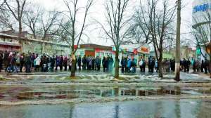 Черга по хліб у Луганську 31 березня. Два дні у місті не було світла, заводи не працювали. Хліб привозили з Маріуполя й Артемівська на Донеччині, Харкова