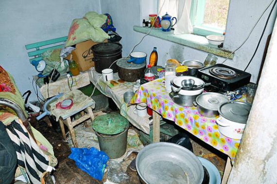Кухня Тетяни Войтюк із міста Звенигородка на Черкащині. У цій кімнаті жінка проводить увесь свій час. Поруч — усе необхідне, щоб далеко не йти
