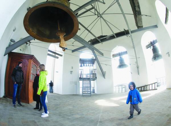 Дзвін Усіх Святих на Лаврській дзвіниці важить сім тонн. Його відливали на Донецькому  металургійному заводі