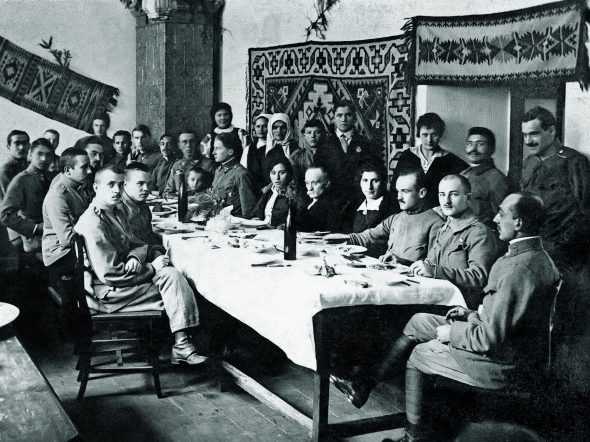 Щедрий вечір 1916-го в притулку Українських січових стрільців у Львові. У центрі сидить Іван Франко. Письменник помре 28 травня того ж року