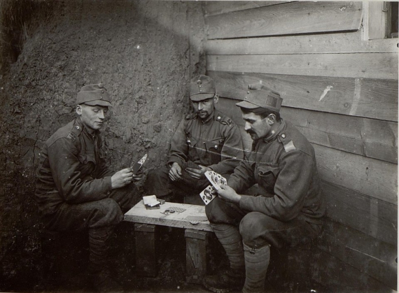 Стрільці грають в карти, десь між Снятином і Заліщиками 31.10.1917р.
