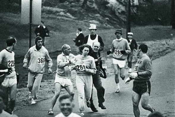 19 квітня 1967-го німкеня 20-річна Катрін Вірджинія Швітцер стала першою жінкою, яка взяла участь у Бостонському марафоні. Офіційно жінок допустять до таких змагань за п’ять років. Під час реєстрації Катрін вписала в анкету свої ініціали. Коли на старті виявилося, що ”К. В. Швітцер” – це жінка, організатор змагань Джок Семпл вибіг на трасу й намагався прогнати її з дистанції. За Катрін вступився наречений Том Міллер