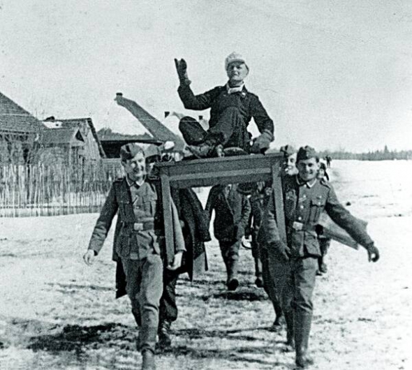 13 квітня 1942 року  німецькі танкісти святкують день народження свого лейтенанта у Курській області. Війська Третього рейху захопили цю територію за півроку до того. На початку 1943-го армія СРСР почне контрнаступ, влітку там відбудеться найбільша в історії танкова битва – в ній задіють близько двох мільйонів солдатів і шести тисяч танків