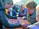 Напередодні Великодня Антимонопольний комітет попросив виробників і торговельні мережі не підвищувати ціни на курячі яйця. У магазинах десяток коштує 12–18 гривень