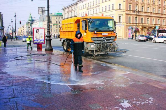 Cуботнього ранку чоловік миє тротуар у центрі Санкт-Петербурга. Міські вулиці прибирають переважно вихідці з Середньої Азії