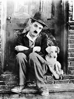 Кадр із фільму ”Волоцюга” з Чарлі Чапліном у головній ролі, 1915 рік. Це була 41-ша стрічка актора
