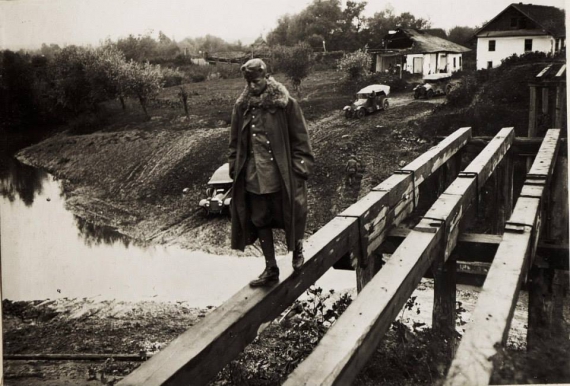 Передовая, визит императора Карла I во время успешного контрнаступления в Галичине. Трудности во время путешествия. На переднем плане идет по остатку моста Василий Вышиваный (Вильгельм Франц фон Габсбург-Лотринген), 1917г.