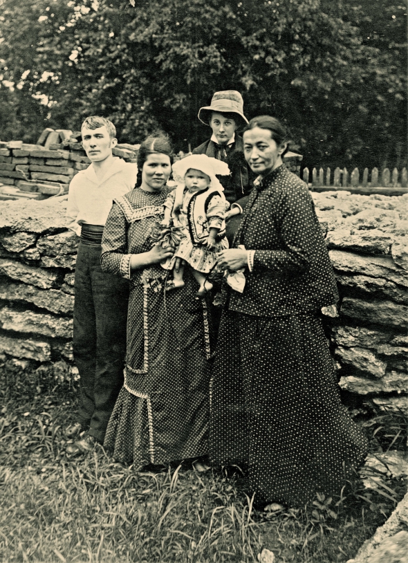 Уляна Кравченко з родиною, 1920-ті роки. У капелюсі – молодша донька Нуся. Позаду – Ярослав Секела, рідний брат зятя. На руках у няньки Ксенії – онука Леся