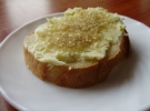 Білий хліб з цукром. Батон, намазаний вершковим маслом і посипаний цукром, міг замінити будь-який торт.