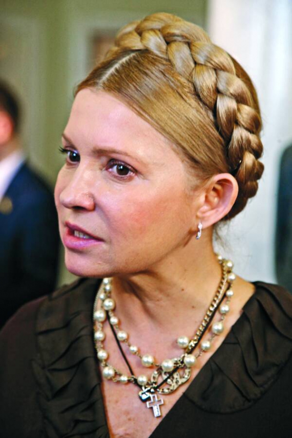 Лідерка ”Батьківщини” Юлія Тимошенко у вівторок, 7 квітня, вдягнула у Верховну Раду намисто з перлів з підвіскою від ”Шанель” та срібний хрестик на чорній шнурівці