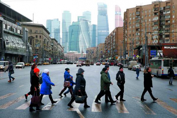 Перехід на одній із центральних вулиць російської столиці. В далині видно бізнес-центр ”Москва-сіті”. У скляних хмарочосах розташовані офіси місцевих і міжнародних компаній.  ”Москву-сіті” розпочали будувати 1995 року. Мають закінчити 2018-го