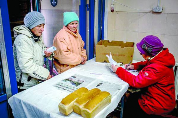 Жителі Дебальцевого на Донеччині отримують безкоштовно хліб. Бойовики дозволили Червоному Хресту привезти гуманітарну допомогу до міста, яке вони контролюють. Українським волонтерам приїжджати забороняють. У місті бракує продуктів, немає світла, не працює водогін