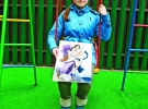 Школярка Олеся Твердо­хліб на гойдалці у дворі свого будинку. Почала малювати в три роки. Зараз відвідує художню студію