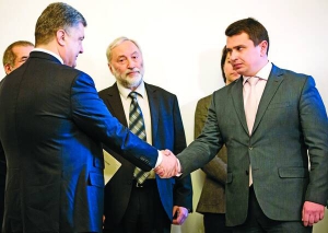 Президент Петро Порошенко вітає Артема Ситника з призначенням на посаду голови Національного антикорупційного бюро.  16 березня