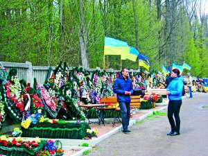 19 квітня на Алеї слави на Центральному кладовищі Вінниці люди підходять до могил майданівців та бійців, які загинули на Донбасі. Зупиняються на кілька хвилин, роздивляються фотографії загиблих