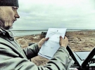 Кирило Стремоусов перевіряє документи у виловлювачів мотиля. Осінь 2014 року
