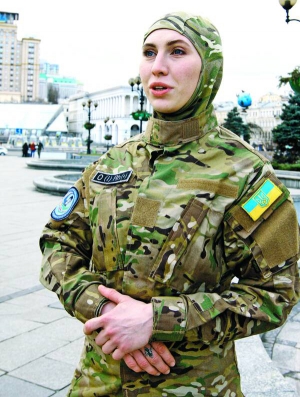Чеченка Аміна Окуєва на столичному майдані Незалежності. Її чоловік Адам Осмаєв очолює батальйон імені Джохара Дудаєва