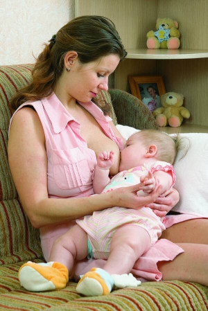 Важливо правильно прикладати дитину до грудей. Вона повинна захоплювати ротом не лише сосок, але й ареолу, звідки прибуває молоко
