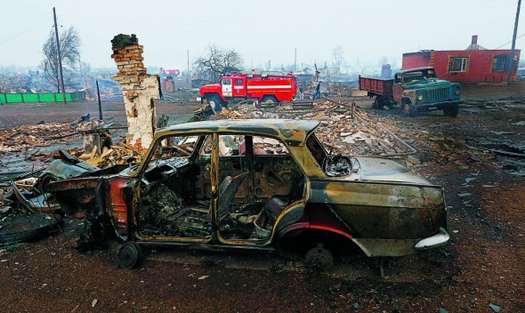 Спалені автівки стоять на вулиці міста Шира в Хакасії. За попередніми підрахунками, збитки від пожежі у регіоні становитимуть щонайменше 96 мільйонів доларів
