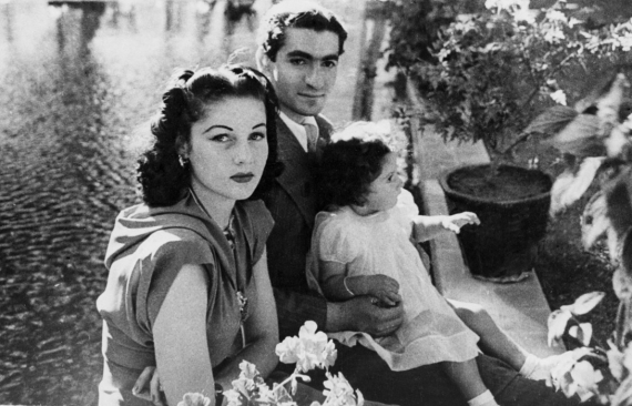 Шах Мухаммед Реза Пехлеви, его жена и маленькая принцесса Шахназ, Тегеран, Иран, 1942 год.