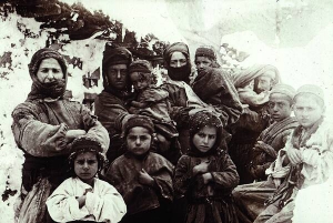 Вірменські жінки й діти під час насильницького переселення з рідних земель у сирійські пустелі, 1915–1916 роки