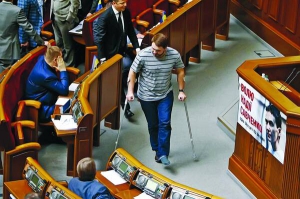 Народний депутат від Радикальної партії Андрій Лозовий повертається на своє місце в сесійній залі після штурханини з колегами з більшості. 22 квітня