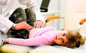 Головні ознаки апендициту — біль праворуч внизу живота, нудота і сухість у роті. Згодом біль посилюється, живіт напружується