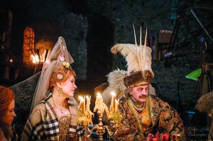 Польські актори Моніка Буховець і Маріан Дзендзель у фільмі Івана Сауткіна зіграли пані і пана Кричевських. У їхньому маєтку козак Максим Оса розслідує загадкове вбивство свого друга — козака Максима Хвоста