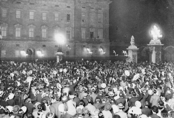 Толпа у Букингемского дворца. 1914 год.