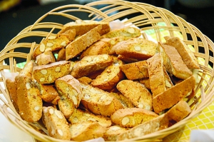 Італійське печиво кантучині запікають великим бруском. Нарізують на сухарики, коли охолоне