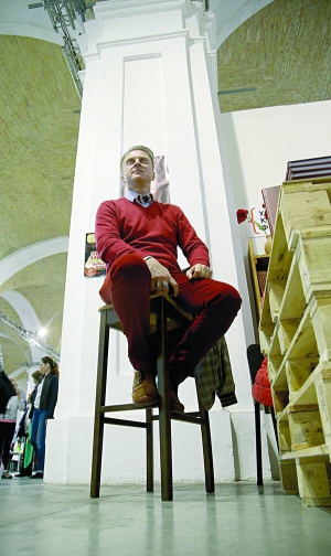 На ”Книжковому Арсеналі” шоумен 46-річний Антін Мухарський презентував автобіографічний роман ”Розрив. Як я став ”націонал-фашистом”, покинув дружину та сімох дітей” і дитячу книжку ”Легенда про Квітозавра”