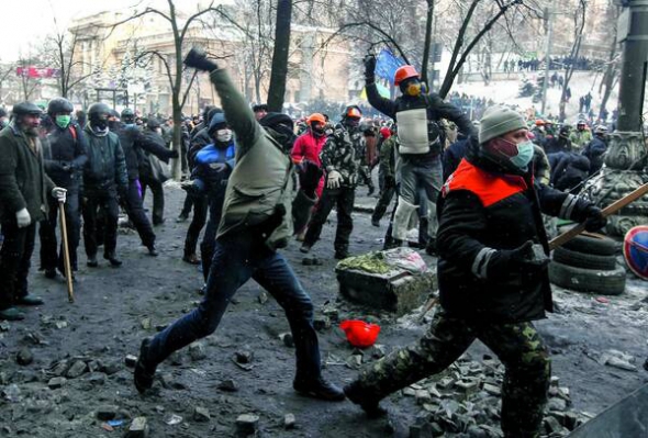 Євромайданівці кидають каміння в бік силовиків на вулиці Грушевського в Києві 23 січня 2014 року. 18 лютого поновилося жорстке протистояння на вулиці Інститутській. ”Беркут” розстріляв близько сотні людей. Під натиском майданівців у ніч на 23 лютого тодішній президент Віктор Янукович утік із країни. Українці обрали нову владу і запустили процес реформ